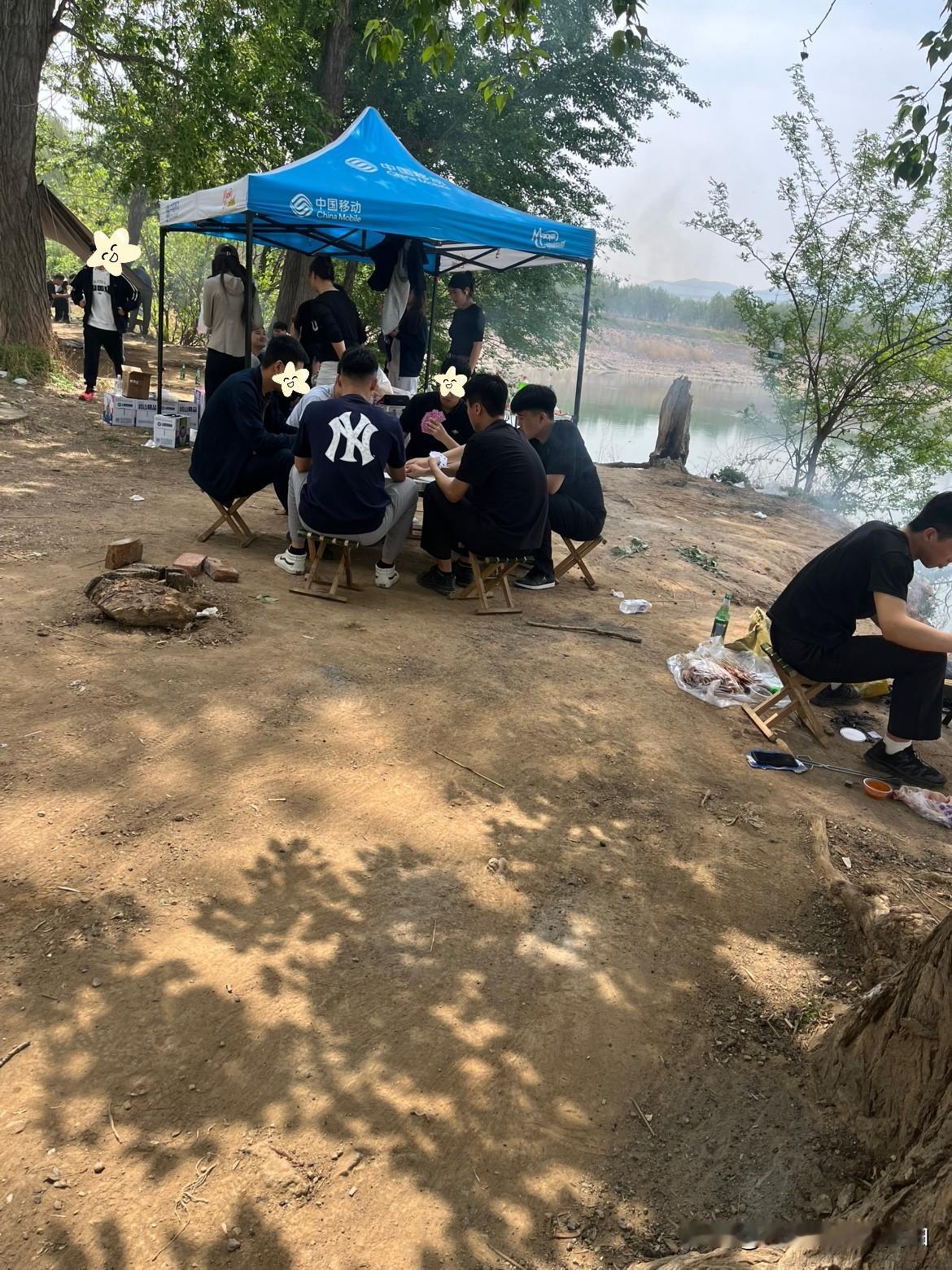 周末郊游狂欢的年轻人，无常的晴与雨。

周日，难得舍友约我去近郊垂钓。
他头一天