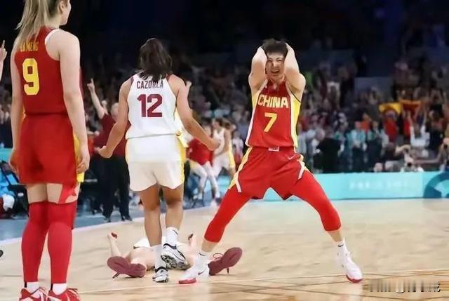 中国女篮为何被逆转的5个原因！
1、是李月汝太强了，她像极了中国女篮的救世主！
