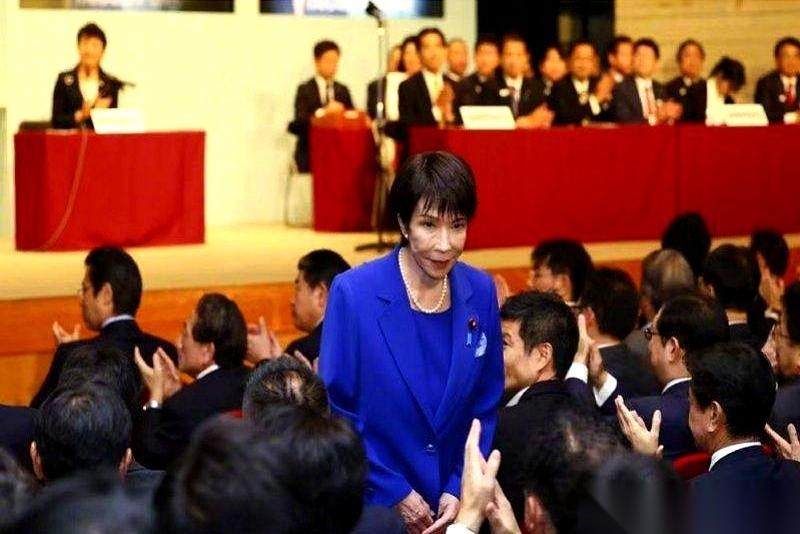 刚刷到新闻，日本出女首相了。高市早苗。
就那个，我们印象里，女人结了婚就得回家做