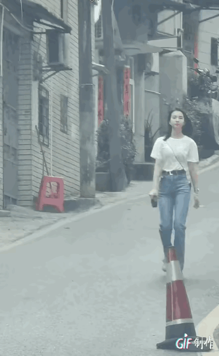 图一：爱搞怪的小姐姐，无时无刻都在想着怎么搞怪，真是太闹了。
图二：知道我为什么