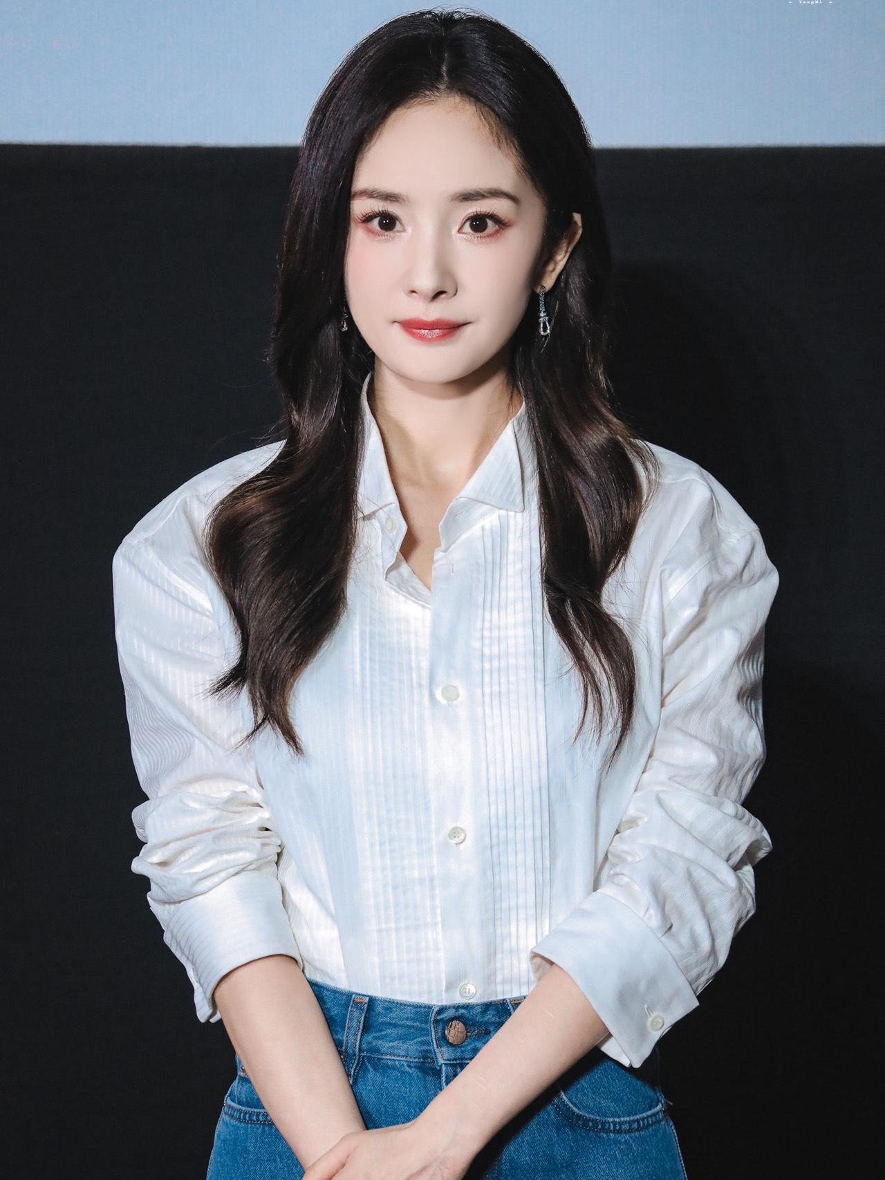 杨幂的气质真是出挑！
穿白色衬衫+蓝色牛仔裤，时髦洋气又高级！