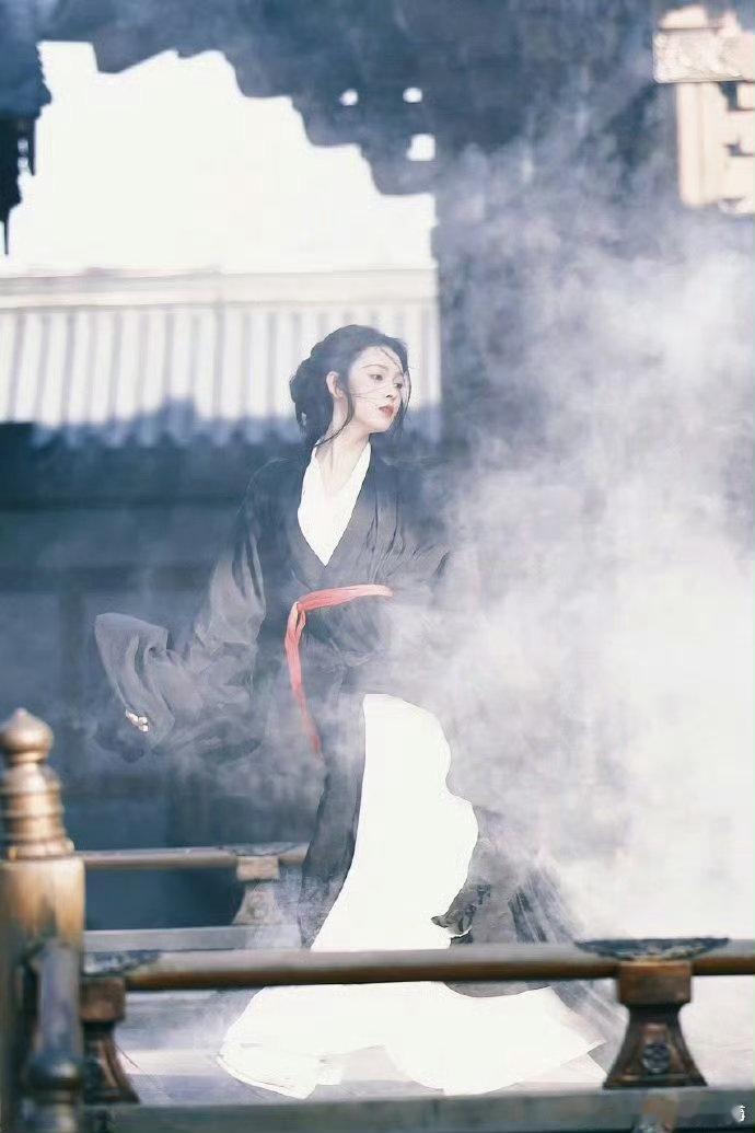 陈瑶清唱惊鸿一面真的太喜欢听小陈瑶安安静静唱歌了，干净通透的声线自带氛围感，随便