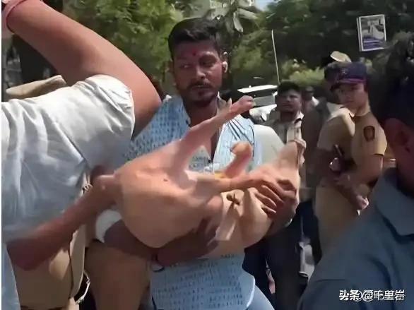 印度又干起来了……
最近这两天，印度最大的城市孟买郊区的居民小区周围跟战场一样。