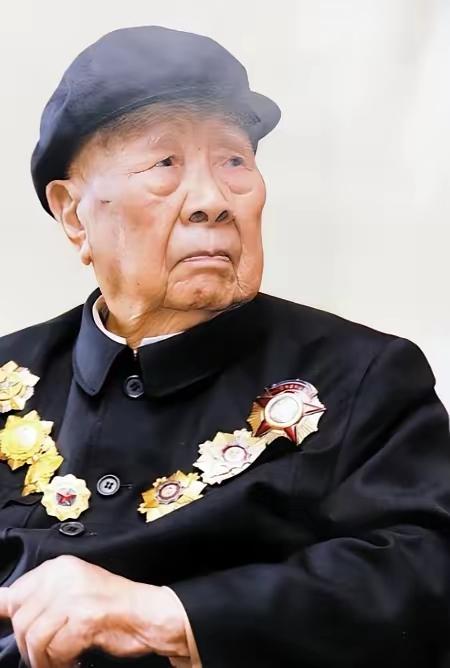 1984年，开国中将曾思玉退休后，到大连一水库钓鱼，钓着钓着，水库负责人走了过来