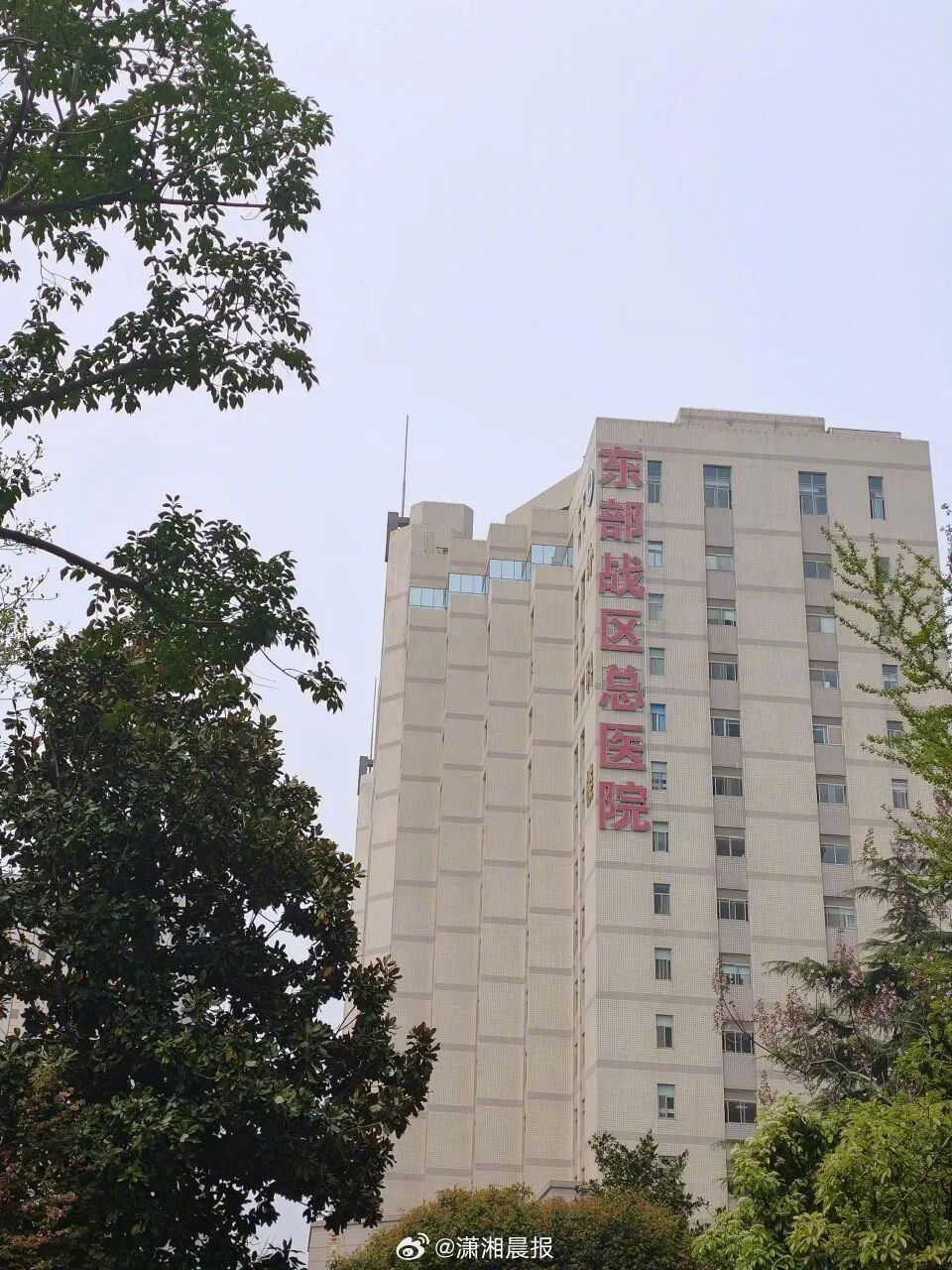 【#地铁吐血女孩称换肾风险高保守治疗#】近日，地铁吐血女孩胡心瑶的银行账户遭人举