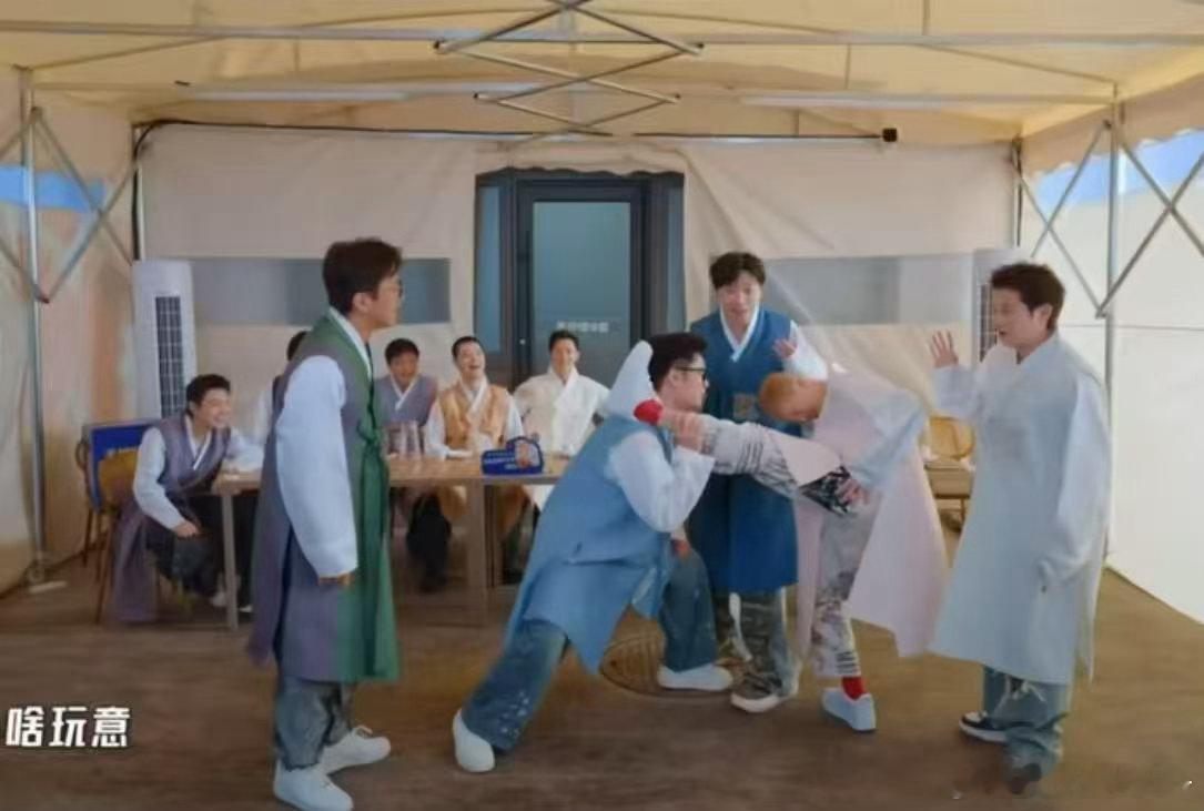 鹿晗刚抬腿就疼出了声鹿晗这柔韧度是认真的吗 鹿晗抬腿前的自信和抬腿后的惨叫形成了