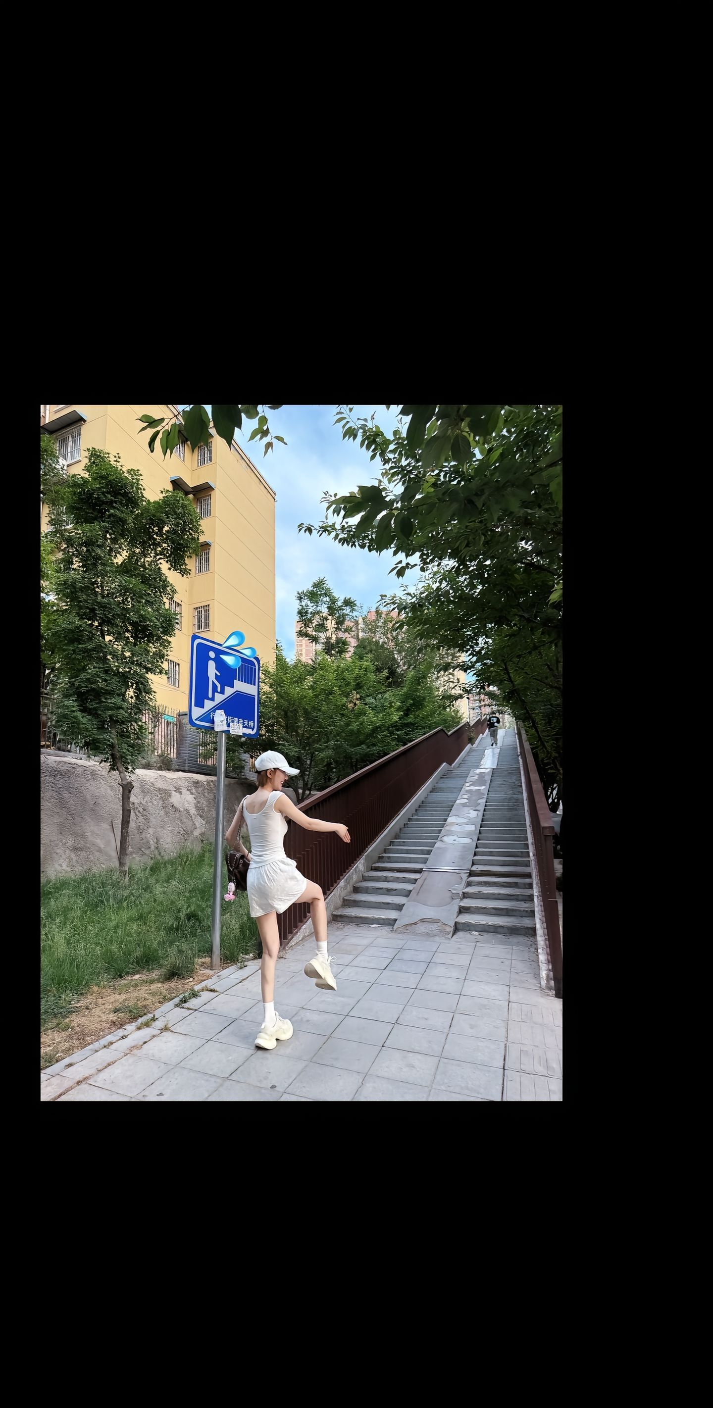 露露🫘更新！西安怎么这么适合散步！大家快去给露露一键三连！ ​​​