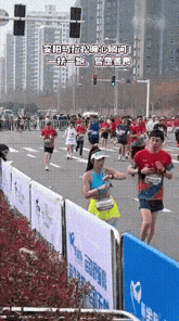 全民马拉松比赛重在参与，也要量力而为，一位年轻的女运动员，在跑马拉松的过程中，突