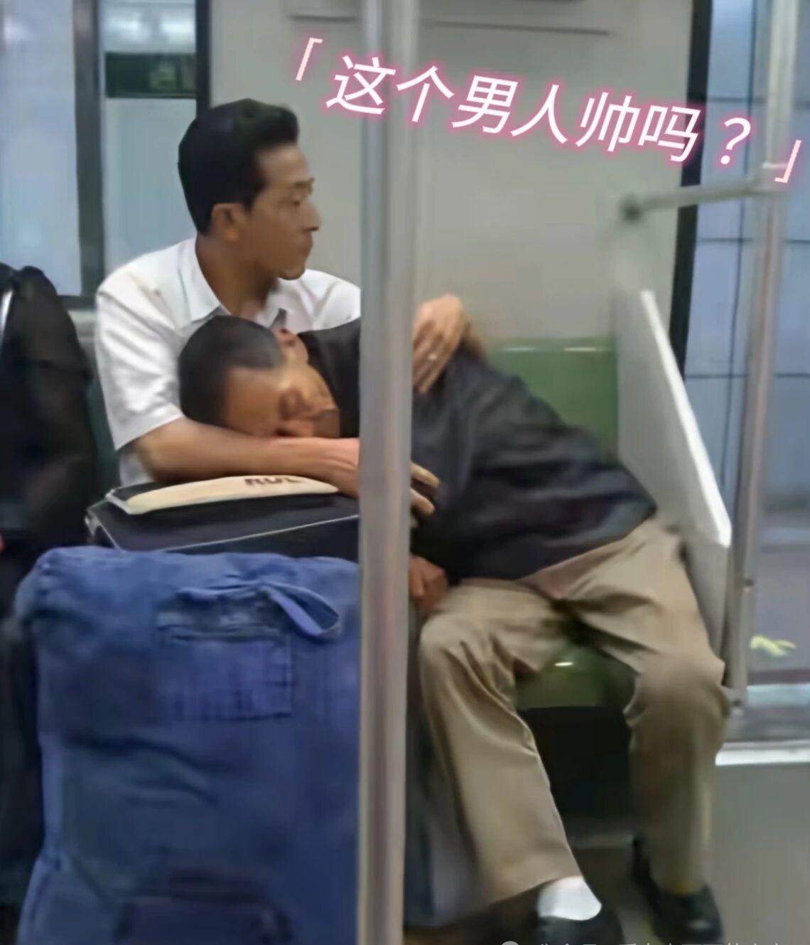 车厢里这一幕，看懂的人破防了，世界上有很多拥抱，孩子被父母拥入怀中，这一幕，角色