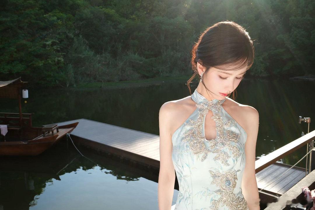 陈都灵美神降临了陈都灵新中式旗袍美人 青丝配旗袍，风雅藏眉眼，现身一刻便是美神降