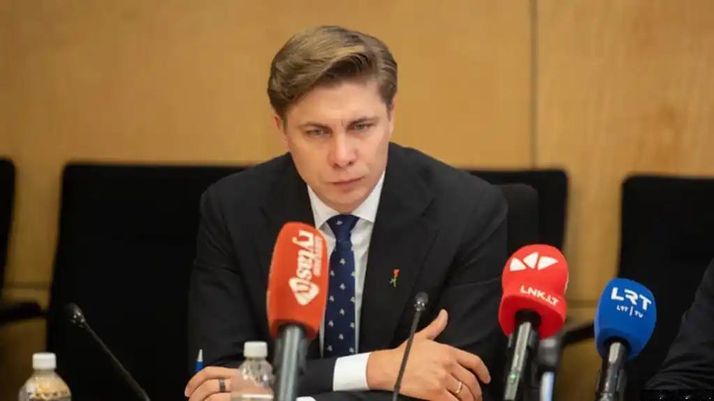 立陶宛新政府就职了，目标确定为：努力改善对华关系，恢复至大使级！
立陶宛广播公司