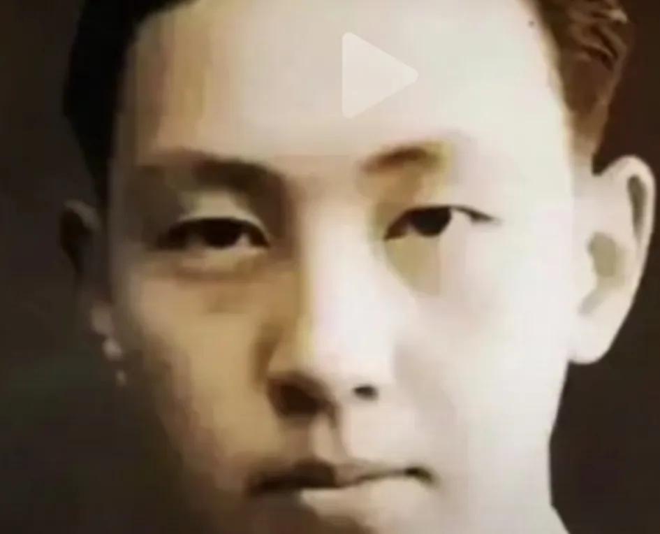 他是军统的王牌特工，参与暗杀了20多名日军高官，只身击毙日军中将赤木幸之，却因叛