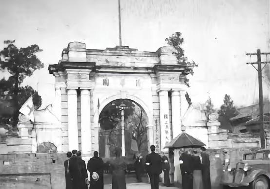 新中国成立后，清华大学最大的战略失误有两个：一是1952年没有扛住压力，把全部理