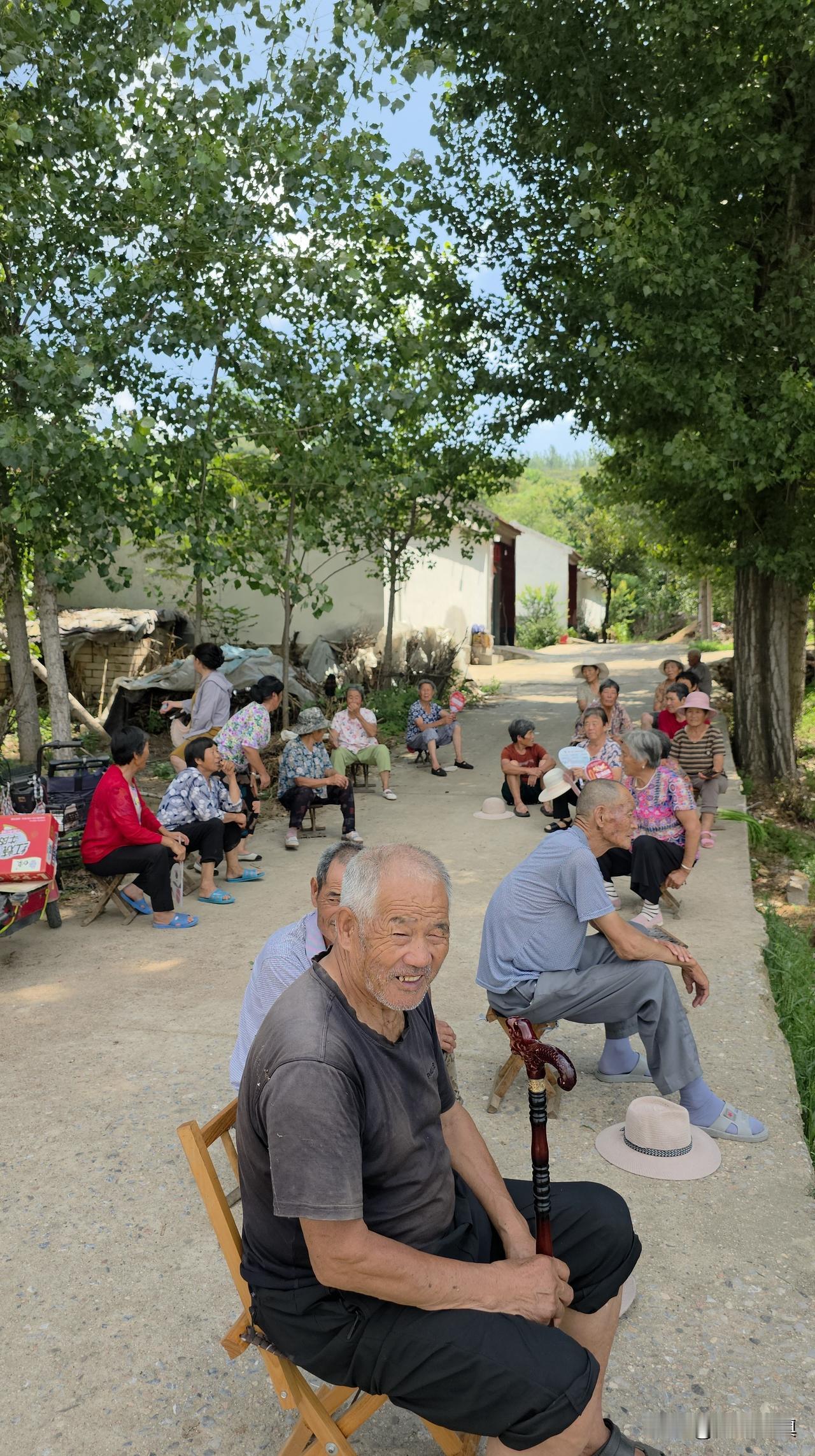 住在村里，跟父老乡亲开玩笑时，我把握这几个原则……

本质上我不是爱开玩笑的人，