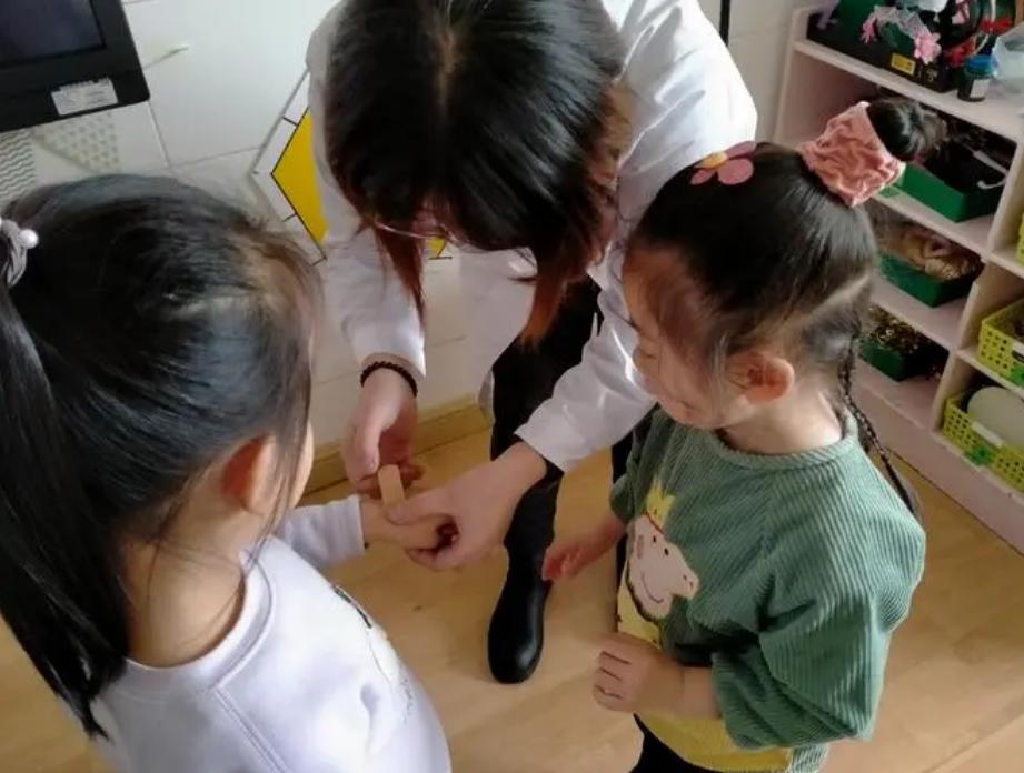 一个张创口贴“掀翻幼儿园”，小孩子单纯的“恶”，让人细思极恐
幼儿园的老师表示，