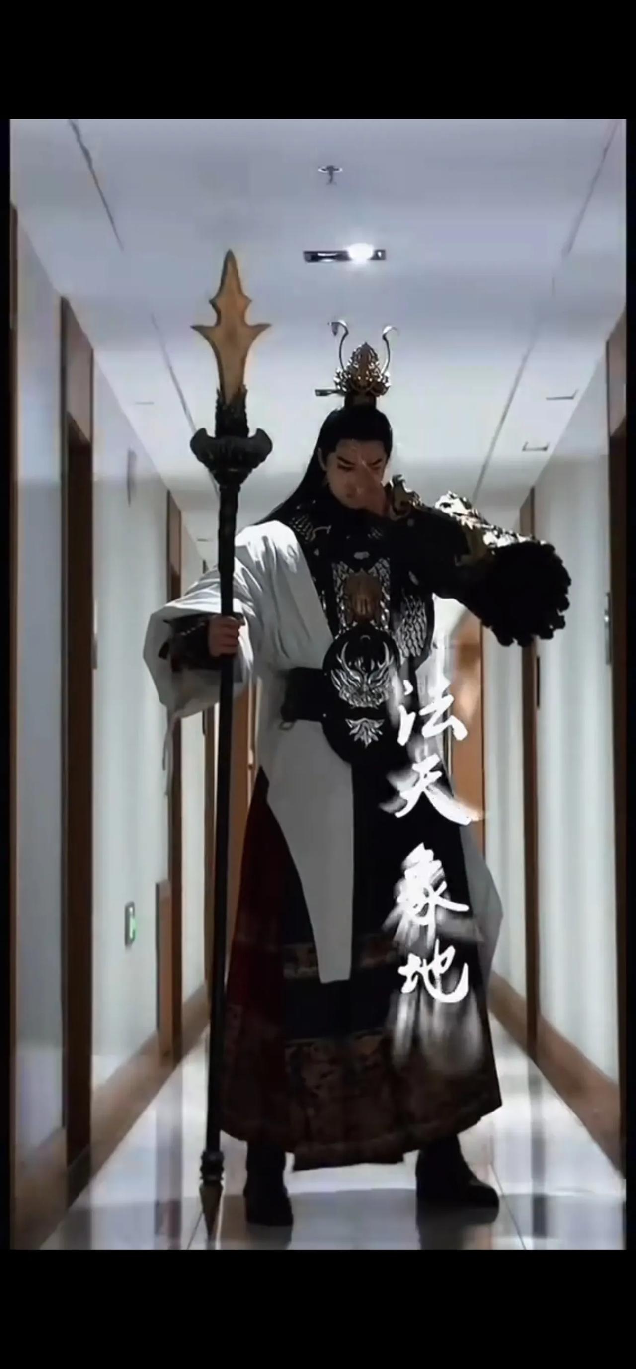 对外宣传这就是范本！

身高208厘米的中国小伙子，穿上威风凛凛的二郎神战袍，看