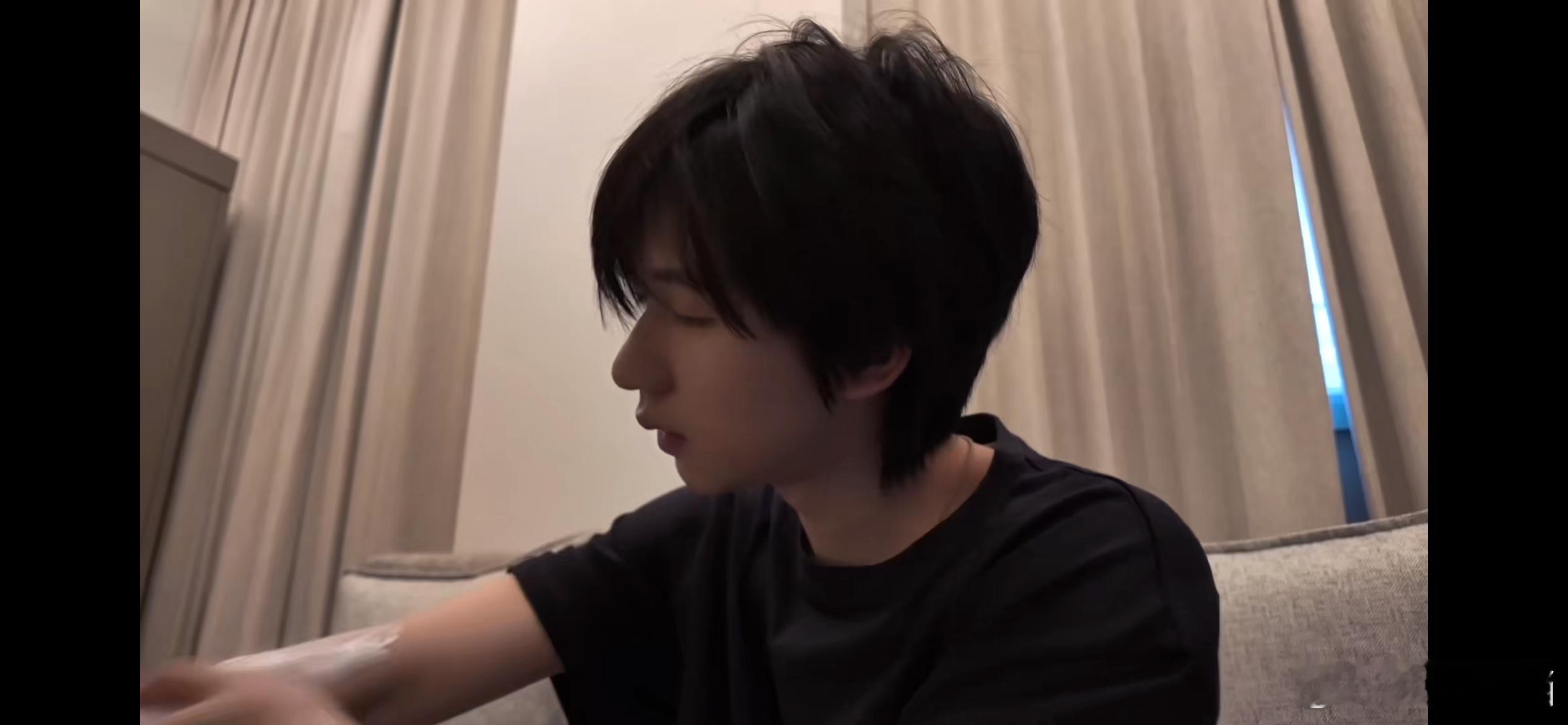 贺峻霖贺峻霖卫龙全球品牌代言人贺峻霖五十公里桃花坞6 𝓢𝓱𝓪𝓷 𝓨𝓮