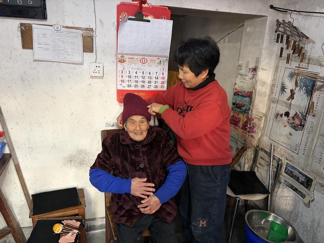 宁波60后巾帼志愿者暖心守护30后老人宁波北仑柴桥养志社区发起 “低龄帮高龄” 