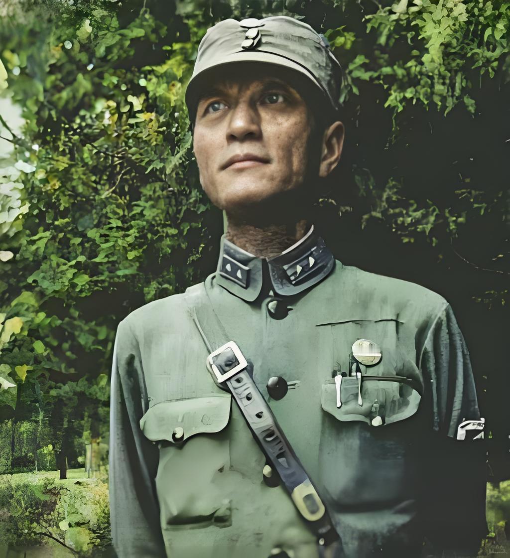 这张1940年拍的老照片，里头的是刘和鼎将军，他穿着笔挺的军装，军帽戴得规规矩矩