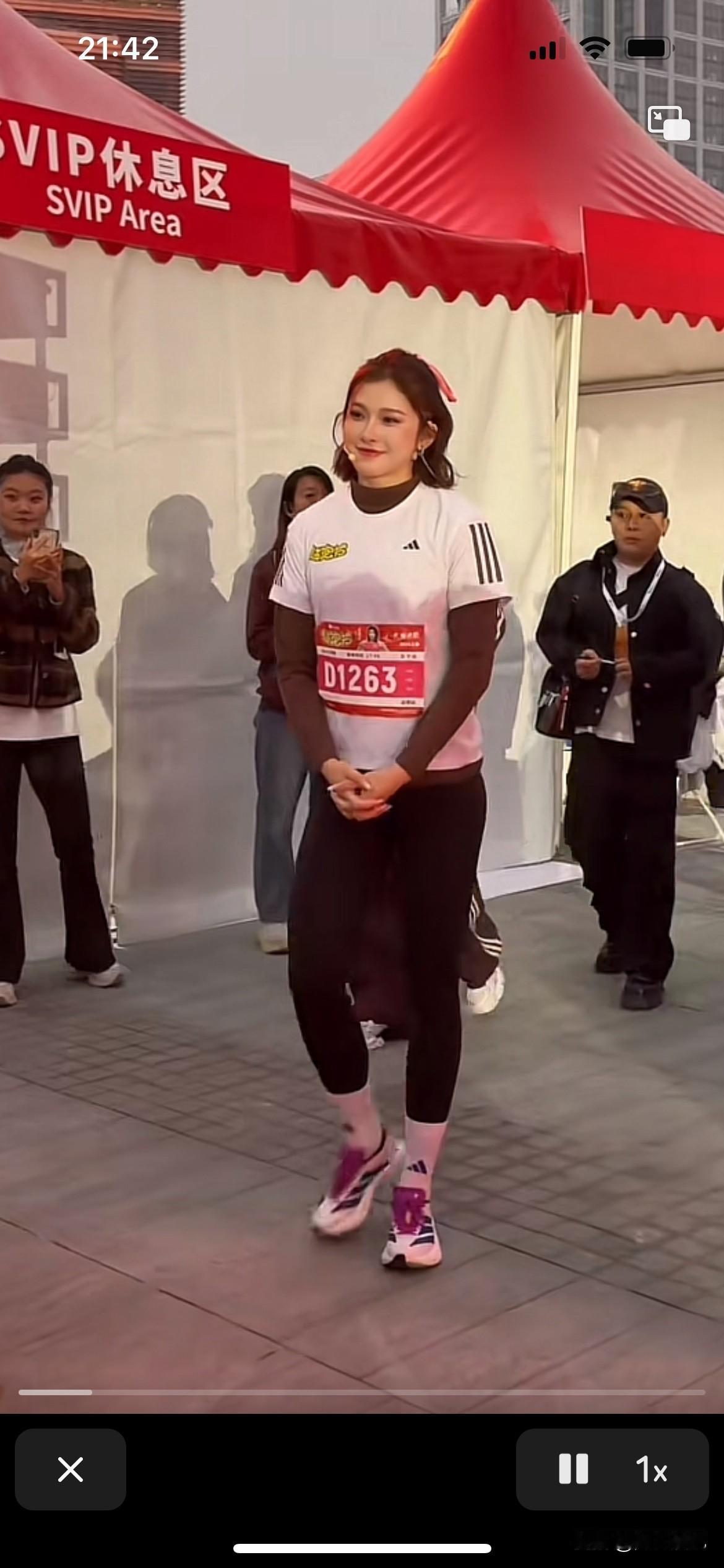 吴艳妮老师比赛失利之后慢慢的调整好心态，参加活动就已经开开心心的，她的自控能力太