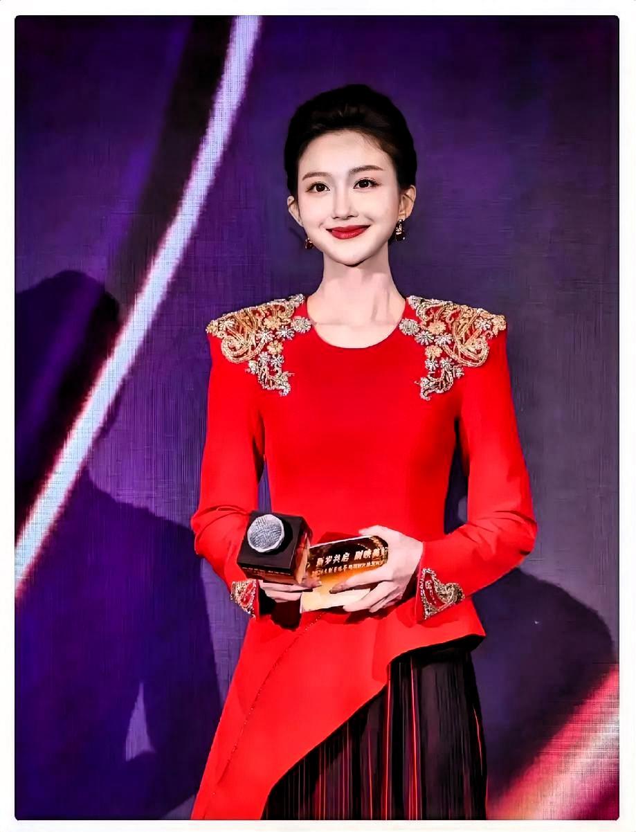 39岁的春晚主持人刘心悦，告诉女人一个道理：你可以不结婚，也可以不生孩子，但一定