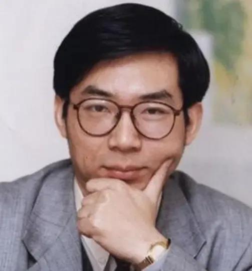 王东华教授的建议非常好，生完孩子的妈妈在家带娃，应该带薪带娃。孩子是家庭的，也是