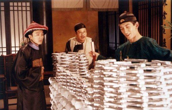 双胞胎哥哥冒用弟弟身份上大学，从本科一路读到博士，连北京户口都拿下了。买房时借了