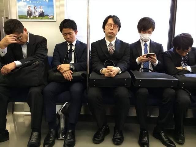 日本右翼推军国主义回潮，恰恰缺了核心兵源基础。

高市早苗等日本右翼政客不停推动