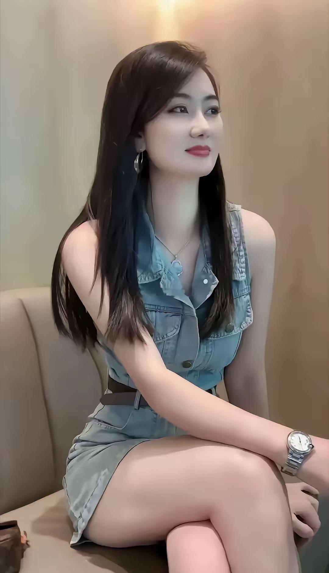 上联：相思相望难相见，
下联：自叹自吟未有凭。
 
简评：
上联三“相”连环，写