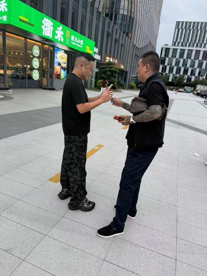 天津李四和二子爷在杭州相见，曾经四蓝传媒的合伙人见面相谈甚欢。 ​​​