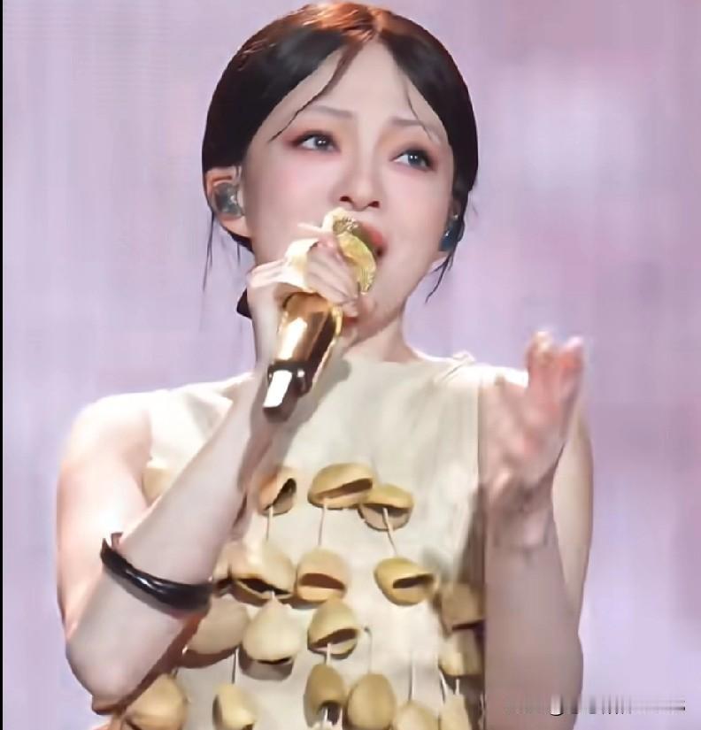 张韶涵返场惊喜！一身民族风造型亮眼，就唱了这首《阿刁》。网友笑称：这是山东特供版
