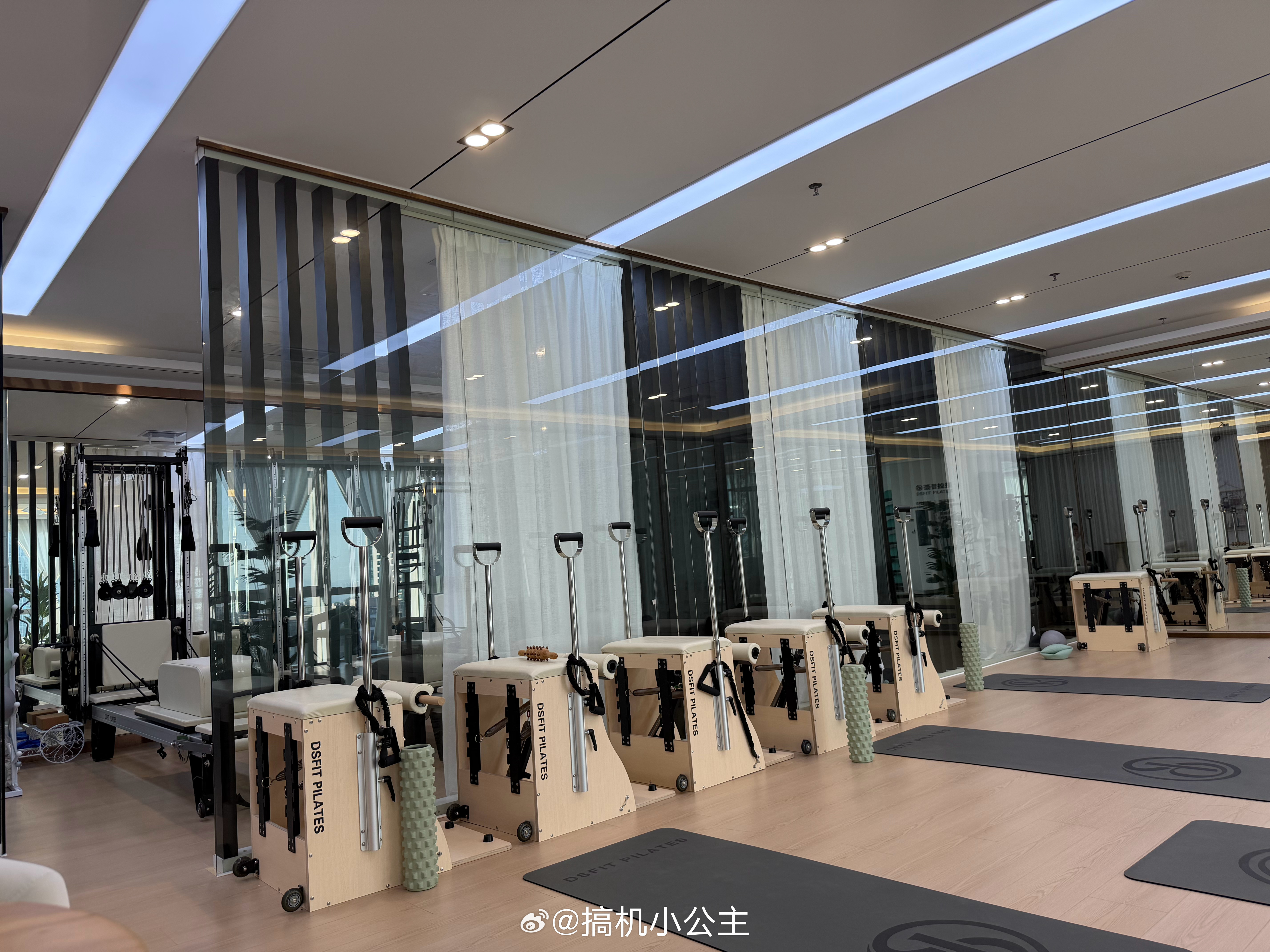 为了远离电钻声，打算这个月就泡在健身房和瑜伽室了[微笑]  ​​​