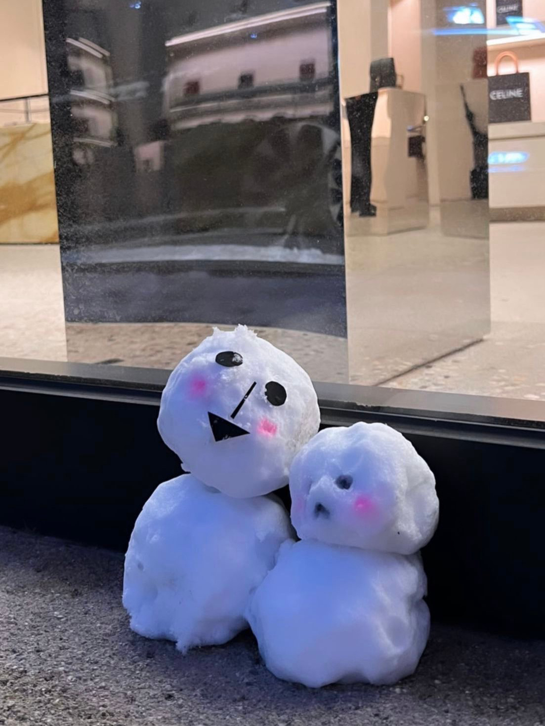 在吗 看看今年堆的雪人👀 