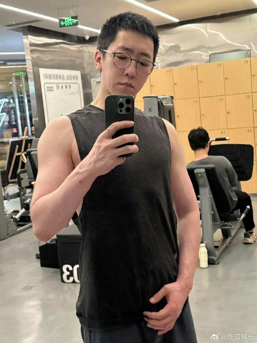 留几手问网友为什么不打招呼留几手说总有人偷拍他 留几手都不需要发自拍了 哪里都有