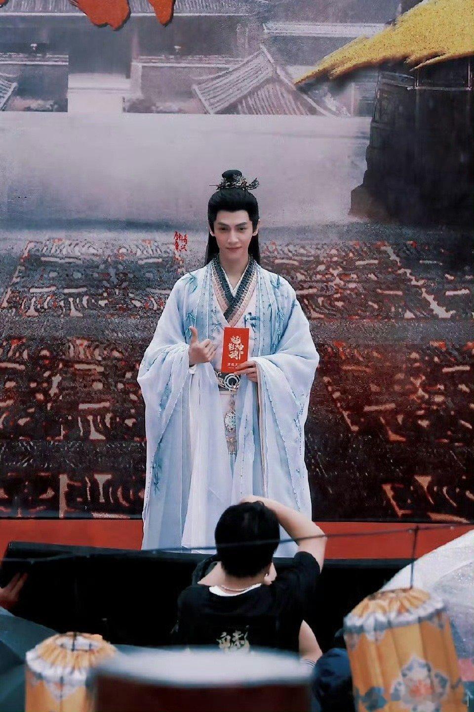 罗云熙魅影神捕妆造魅影神捕开机古装男生罗云熙回归古装赛道啦～简直就是他的舒适区呀