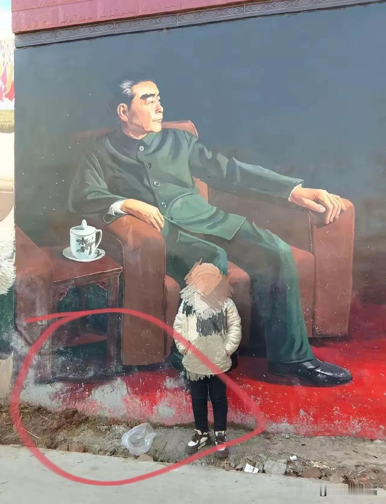 吴营村墙绘才火几天，
就有人开始动手脚了
真是寒心啊！
吴承言刚用画笔为村里老人