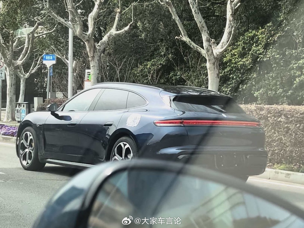 厉害的网友路遇尚界Z7T，这尾部线条大家给打几分？ 