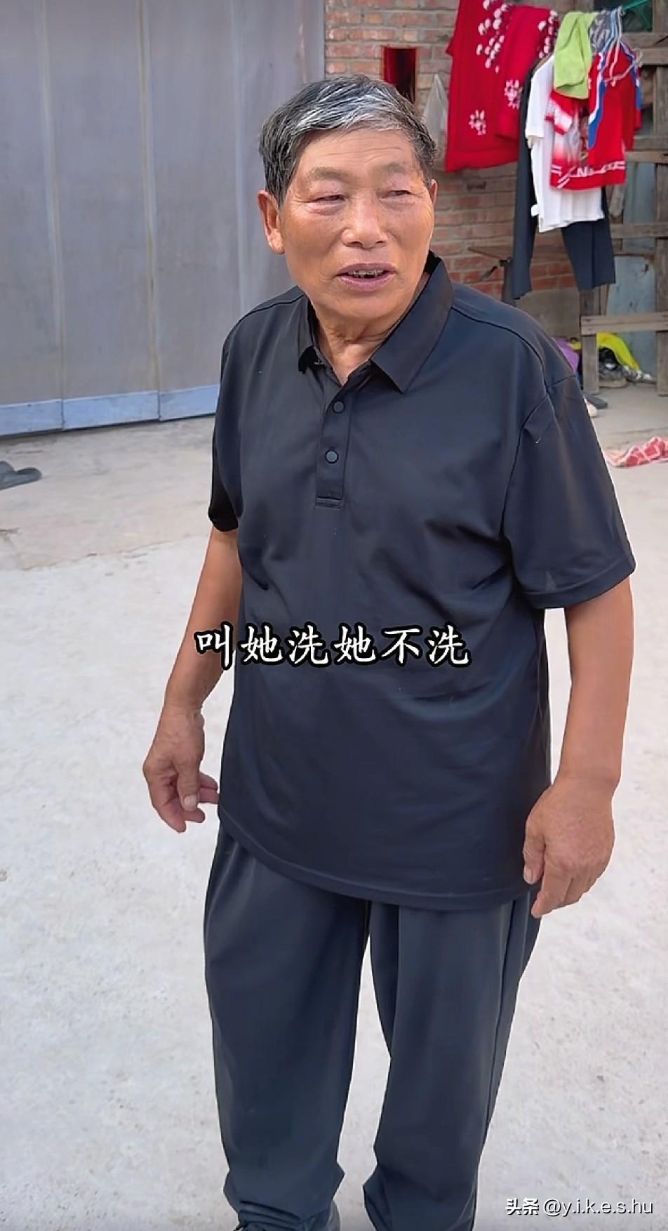 树兰抱怨妮娃洗澡不配合，只能擦下脖子，并没有洗澡，也不知道说的的是真是假，如果真