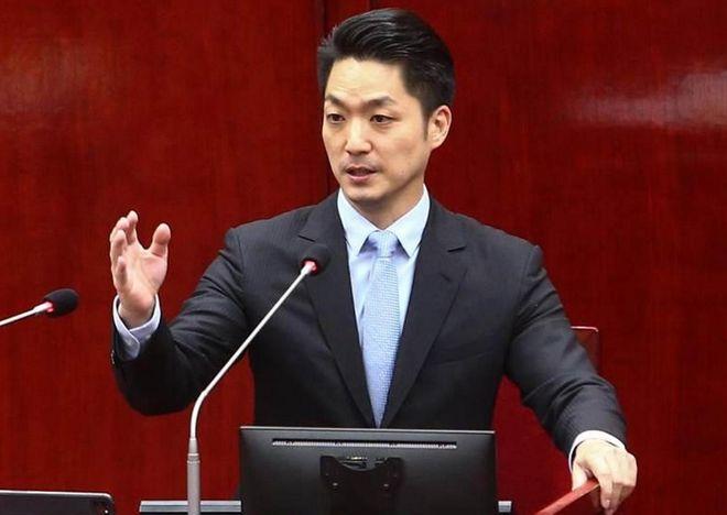 邱毅说，台北市市长蒋万安曾宣称，如果大陆继续在台海进行军机绕台和军演的话，他就要