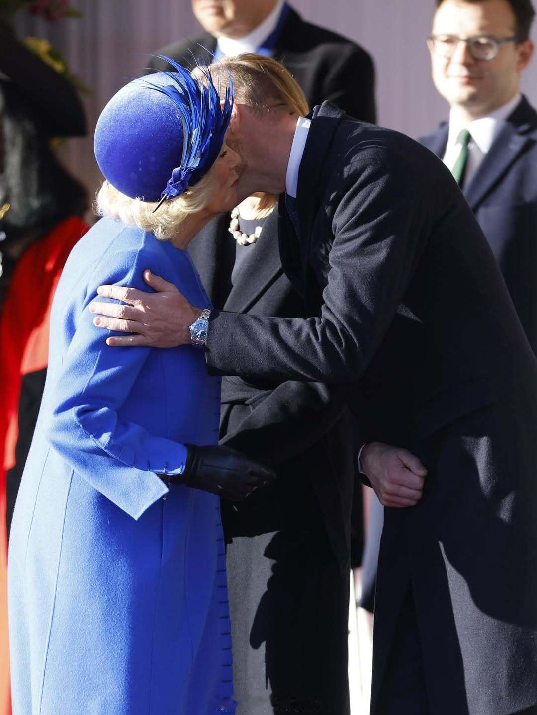 卡米拉王后  正值德国国访期间，今天卡米拉王后在温莎与威廉王储贴面礼打招呼 