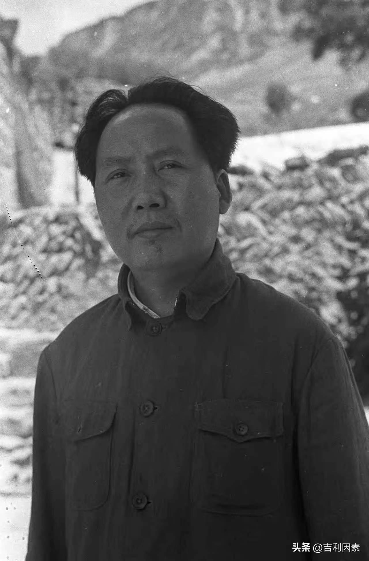 伟人在延安
偶然间看到伟人当年在延安时的几幅照片，黑白的影像里，记录的是那个如火