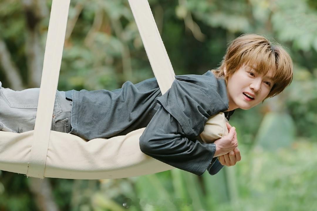 鹿晗脸和手反差感鹿晗脸和手各长各的哈哈哈哈哈 鹿晗脸和手的反差确实很明显，无辜感