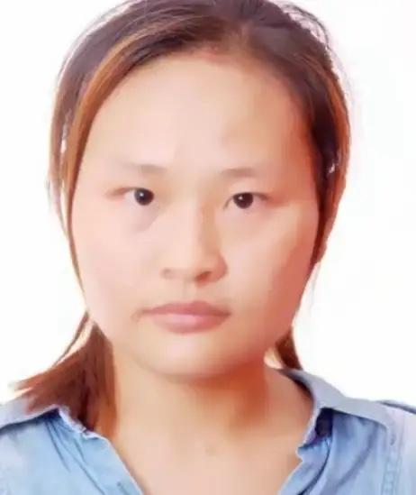 她出生起就被父母抛弃，把她送给村里的一对光棍兄弟，谁料，俩兄弟如获至宝，而让兄弟