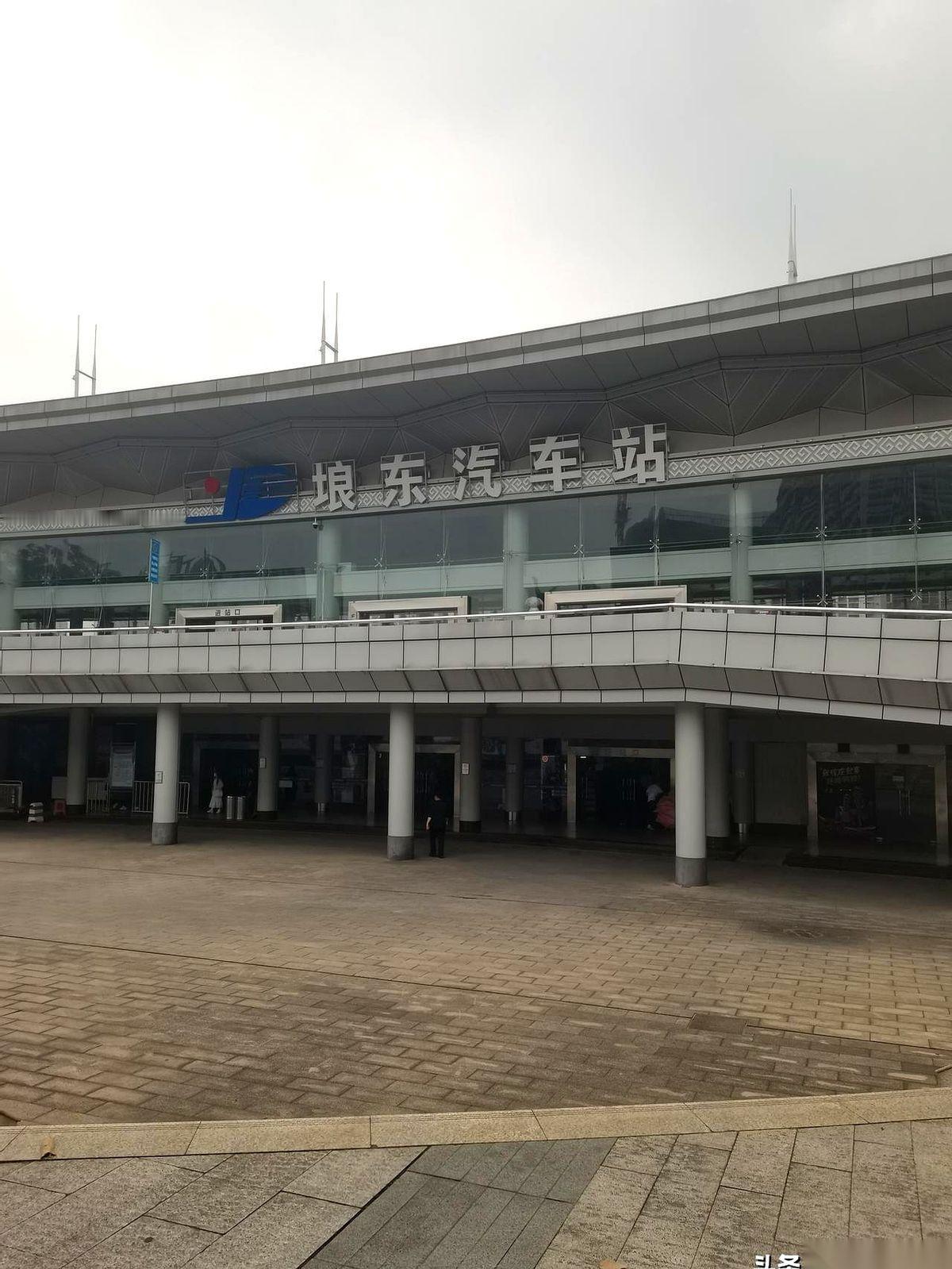 广西三月三假期的第一天，我专门去了一趟南宁琅东客运站。
本该是人挤人、脚踩脚的黄