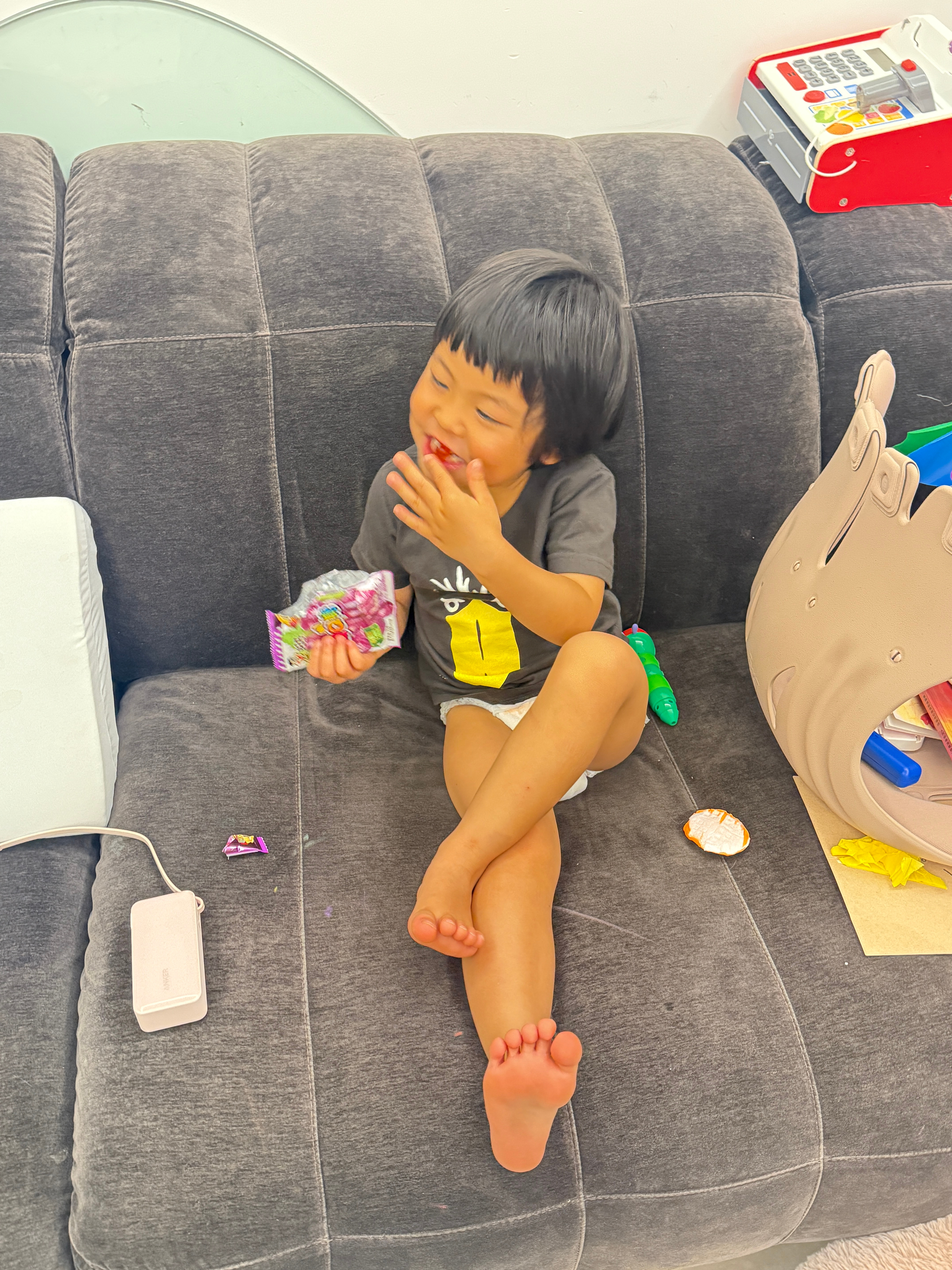 我们开始让球球吃糖了，pure糖。。因为不让吃糖这件事逐渐失控了，好几次在哄睡的