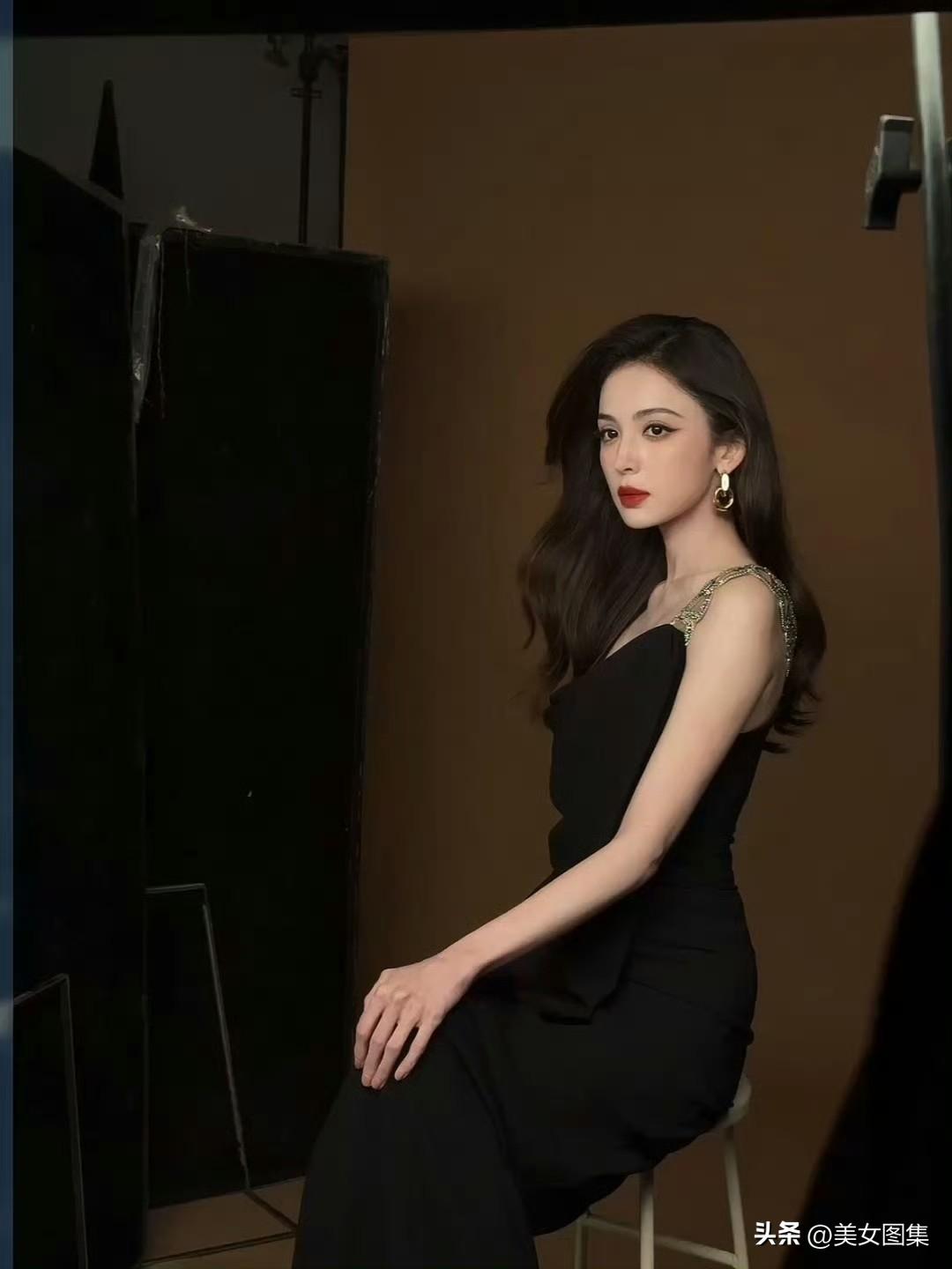 娜扎这次和法伯丽、时尚芭莎合作的大片绝了！黑色造型美到让人窒息。
她之前登上《时