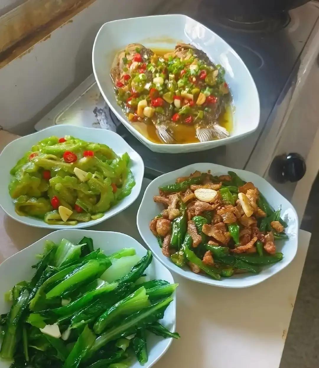 丈夫把家里账本晒到网上，说自己一年能攒二十万，房贷车贷全包，老婆月薪六千二却一分