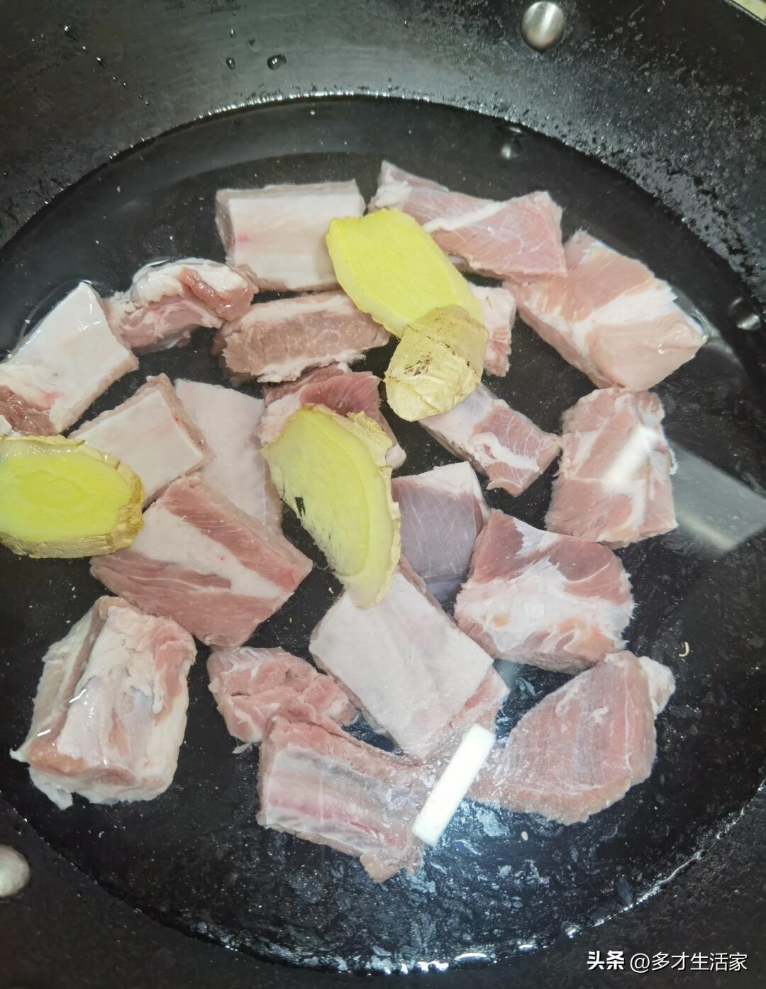 不知道大家有没有发现一个怪事。

家里炖肉，第一步肯定要焯水，冷水下锅煮出血沫，