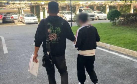 上海，年轻小伙和女友分手后，回到了四川老家，然后组建家庭，生育了两个孩子。结果过
