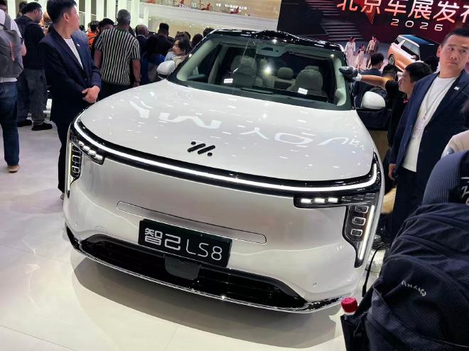 2026北京车展：智己LS8亮相，25万级直接拉满旗舰配置。
 
2026北京车